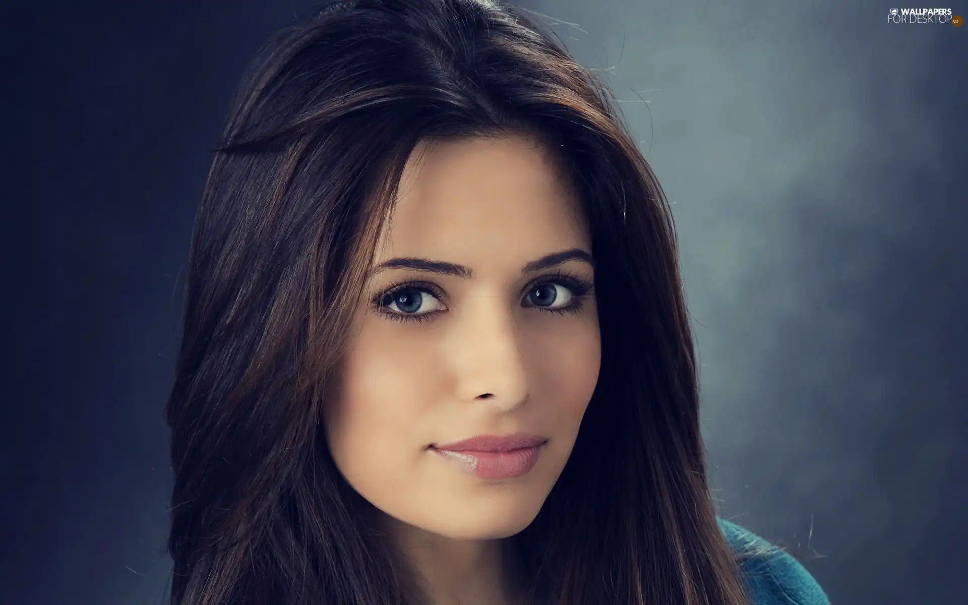 Sarah Shahi, Women, make-up