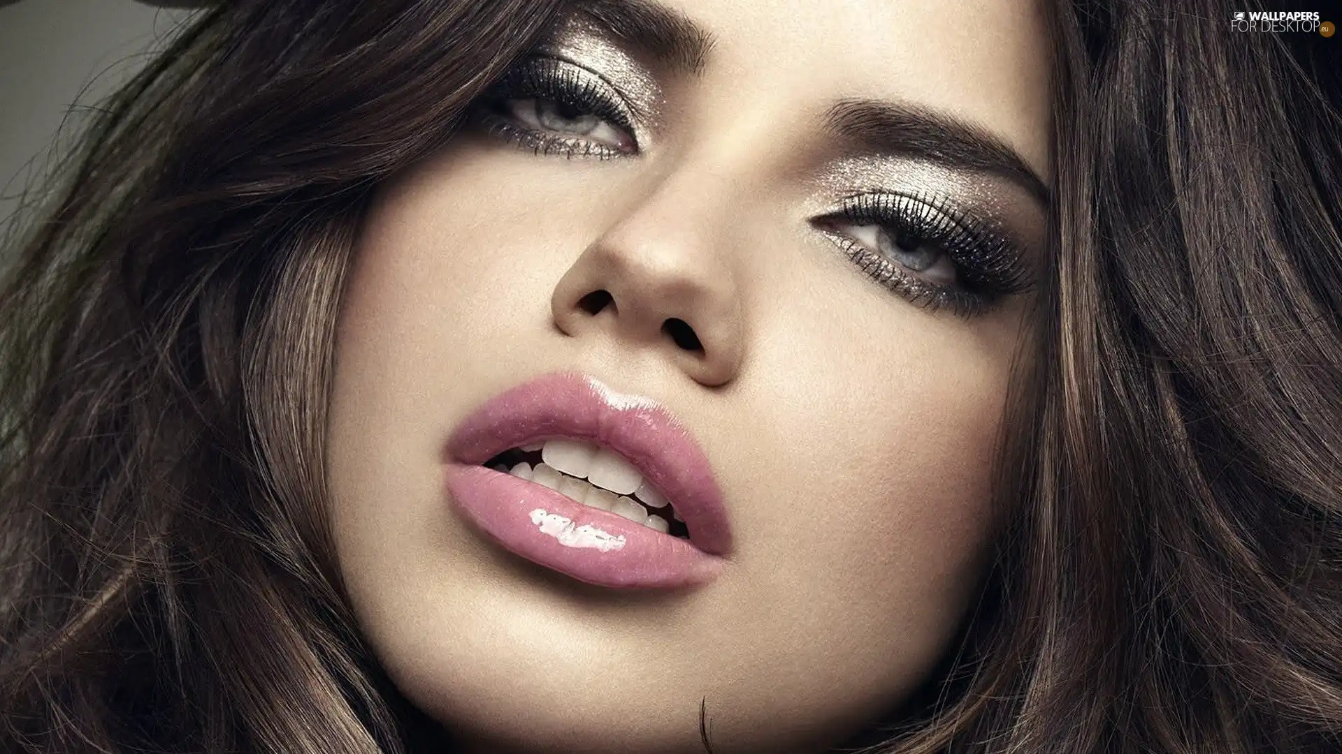 Adriana Lima, face