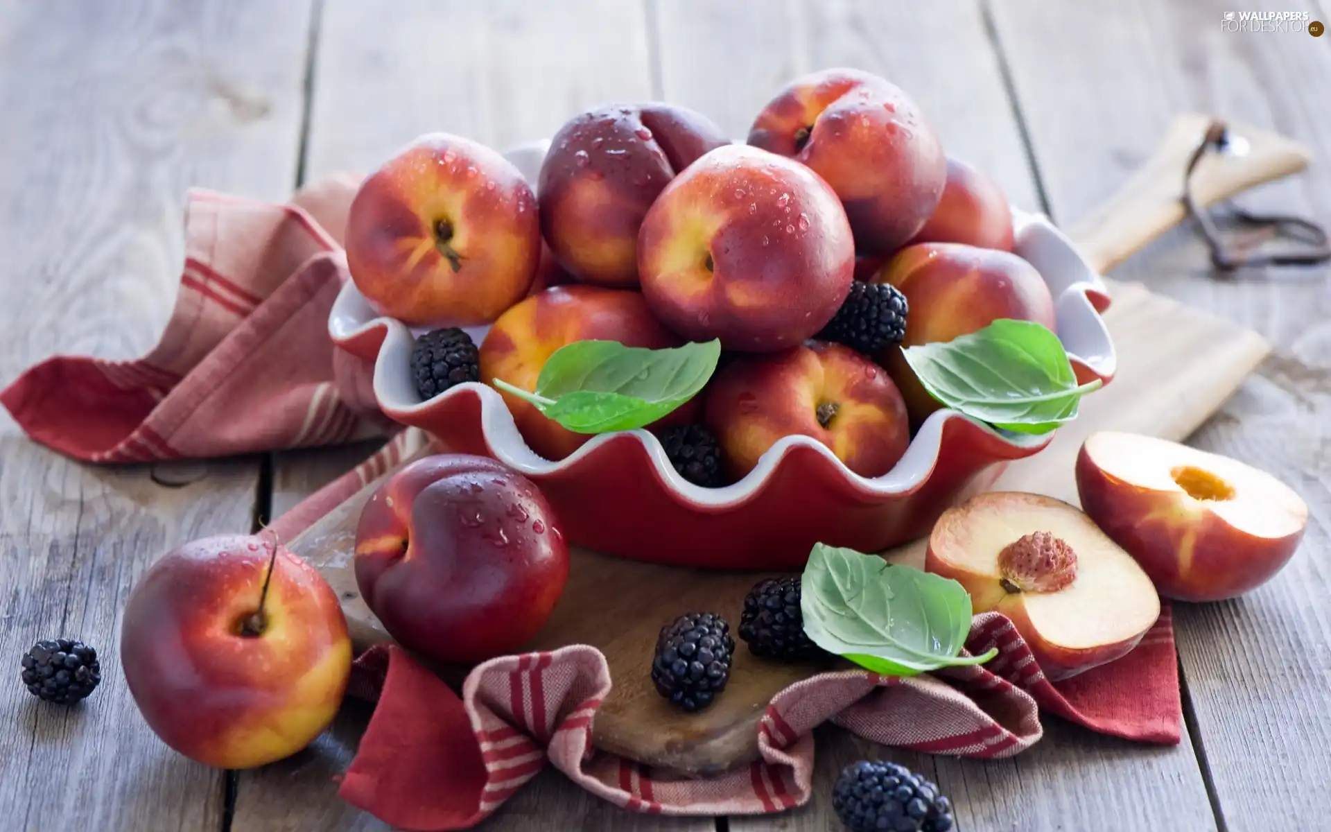 Fruits, composition, blackberries, leaves, nectarines, dish