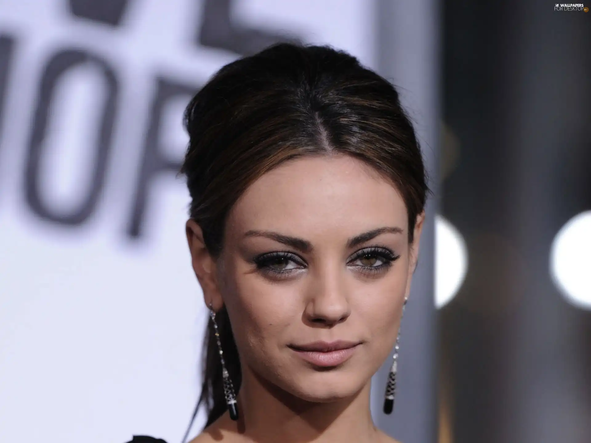 Mila Kunis, ear-ring