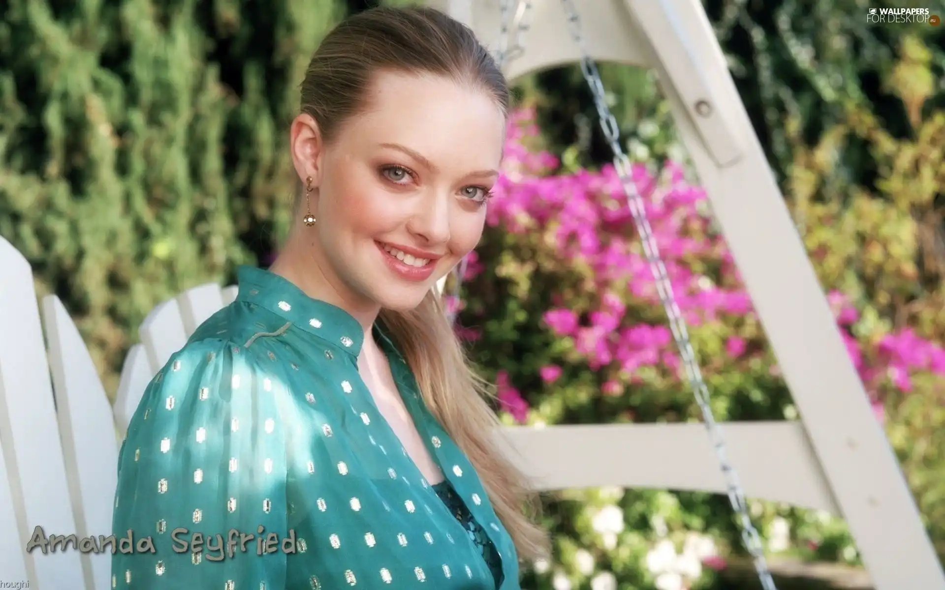 Smile, Amanda Seyfried, Garden