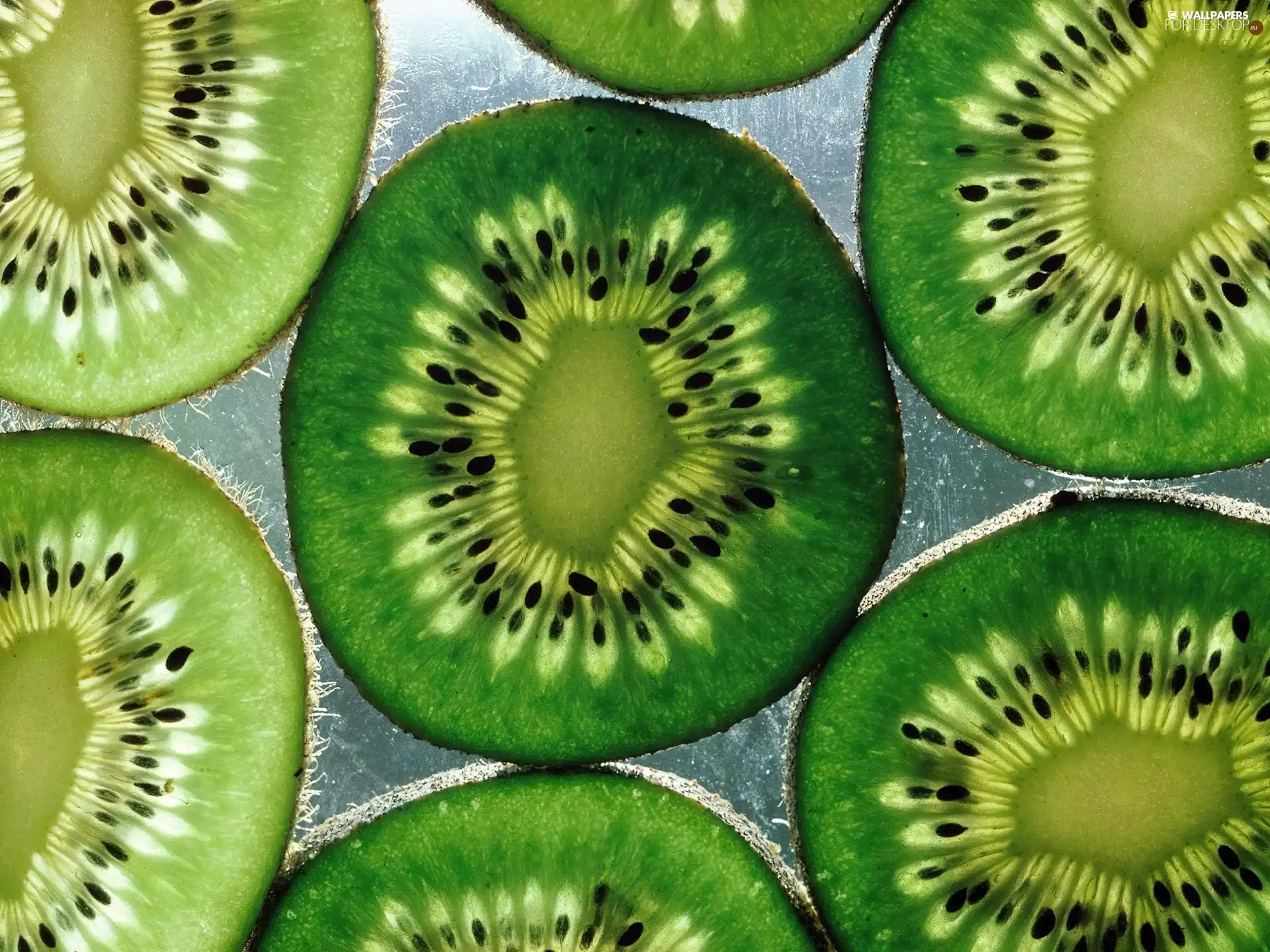 Halves, kiwi