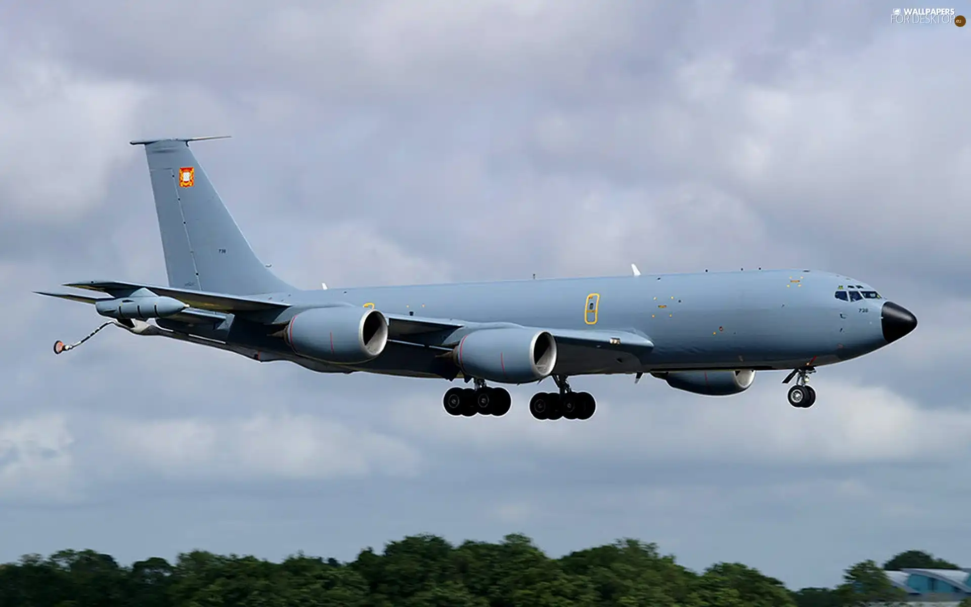 Boeing C-135 Stratotanker, landing