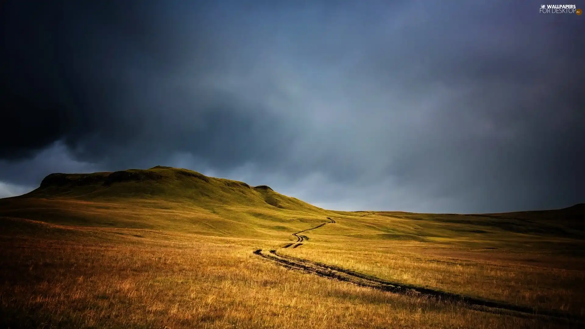 Sky, mountains, ruts