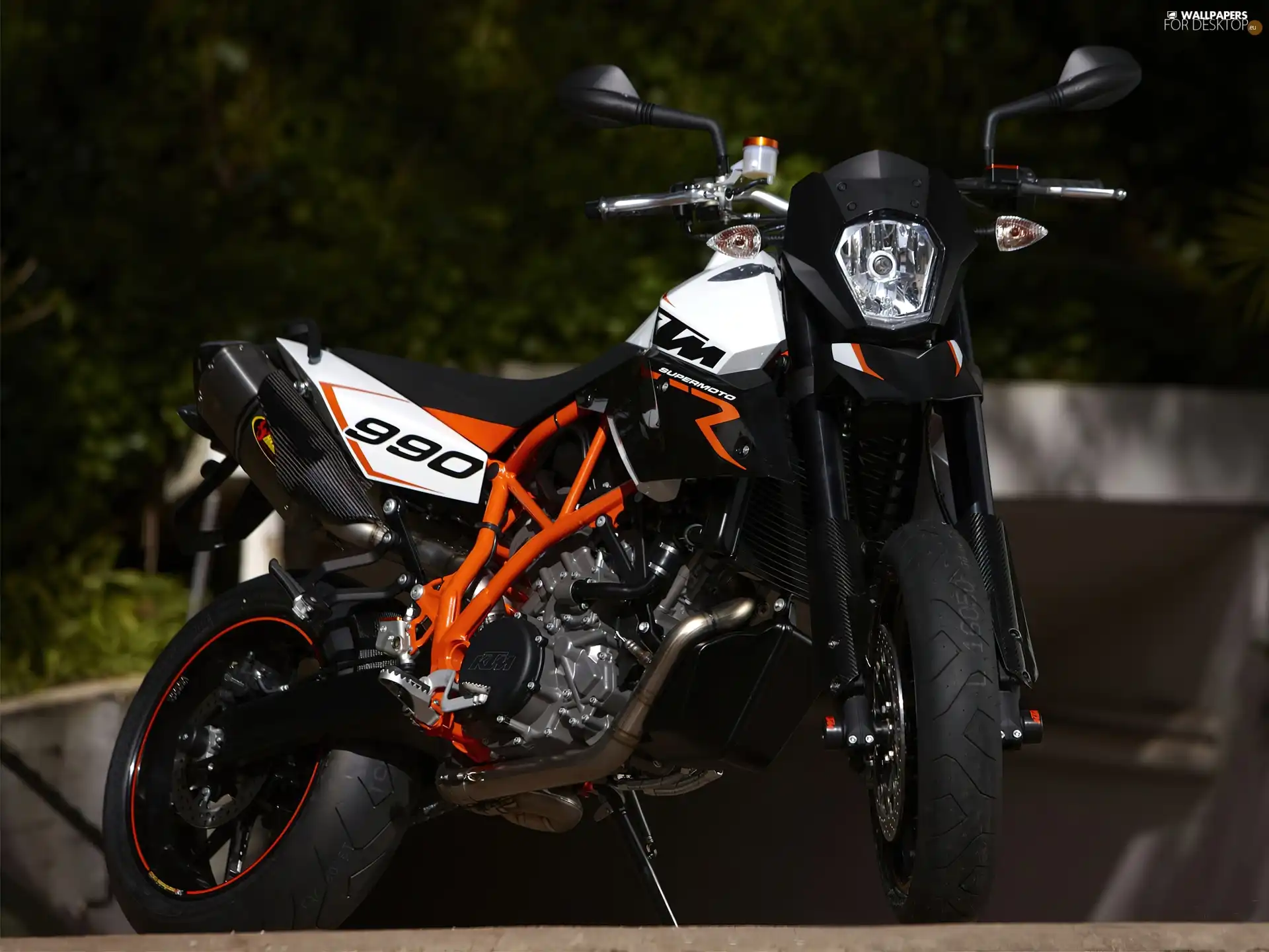 KTM 990 Supermoto, spotlight