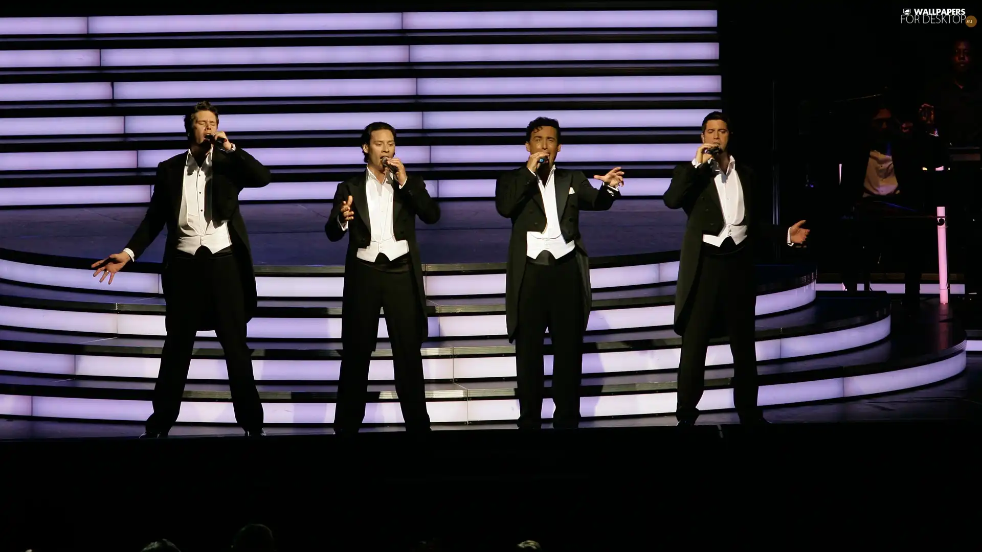 Il Divo, Scene, tails, performance