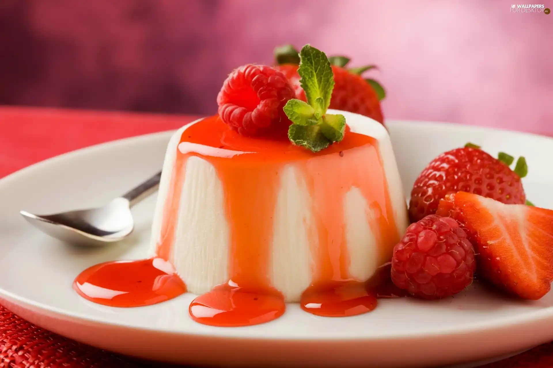 dessert, raspberries, teaspoon, strawberries