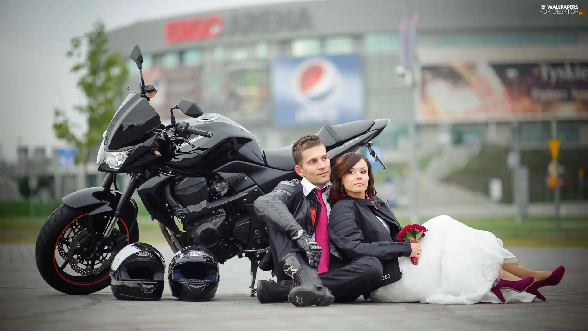 Young couple, Kawasaki, Z750