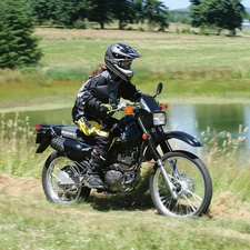 Suzuki DR 200 SE, Field