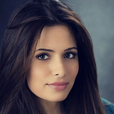 Sarah Shahi, Women, make-up