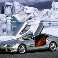 Mercedes SLR, rocks