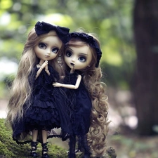 Moss, toys, dolls