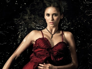 Nina Dobrev, chaplet