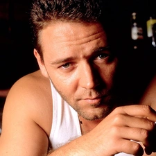 Russell Crowe, Cigarette