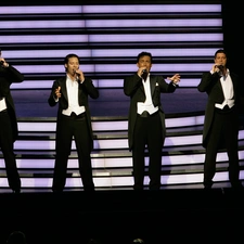 Il Divo, Scene, tails, performance